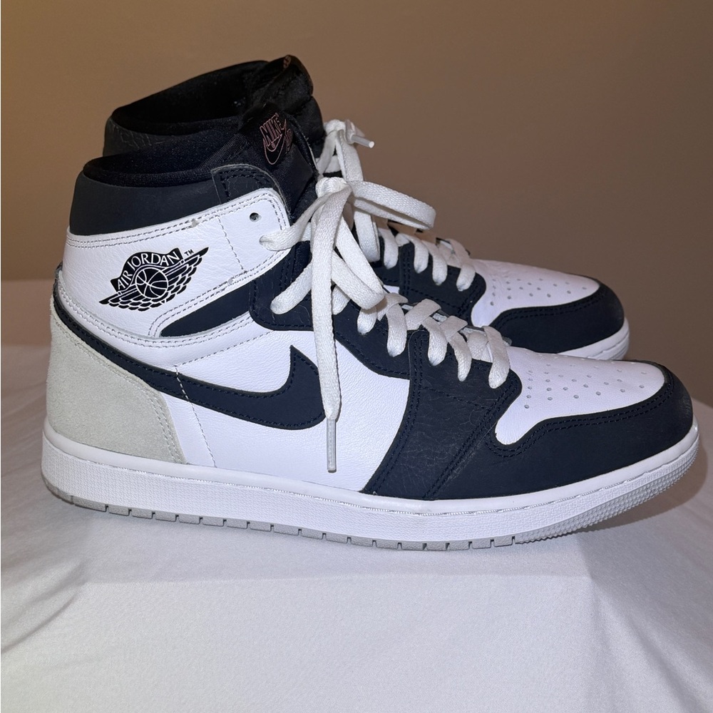 The Air Jordan 1 Retro High OG ‘Stage Haze’ Men's Sneakers - White & Black 9.5 - Picture 2 of 11